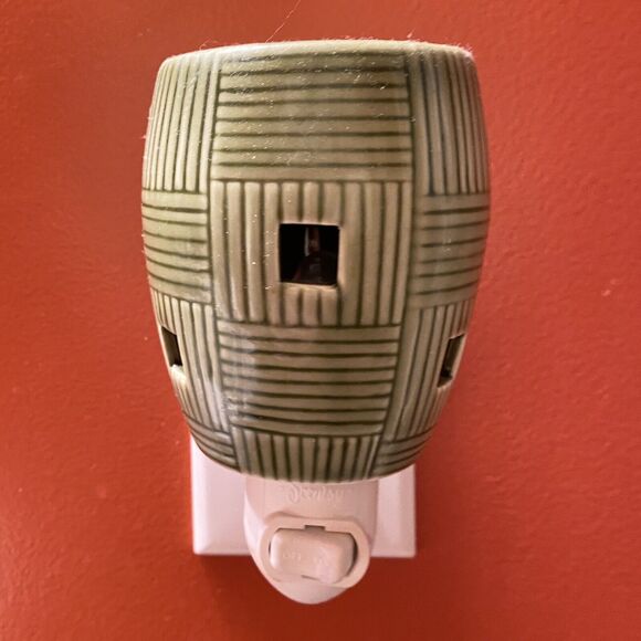 SCENTSY Green Bamboo Wall Plug-In Warmer Night Light +4 ScentBars LEMON LAVENDER - Picture 4 of 9